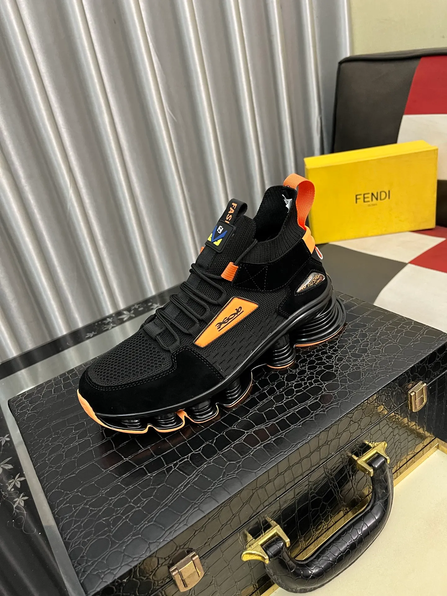 Men's Men's Shoes💰458⌚️⌚️[FENDI] Fendi's classic and comfortable men's, this complex sneaker is made of soft calfskin➕genuine leather lining➕original ultra-light rubber material with rough outsole. This unique light style is suitable for the casual and refined sensibility of this season. It is comfortable and natural on the feet. It is an everyday style for casual travel in autumn and winter! 38−442️⃣colors available